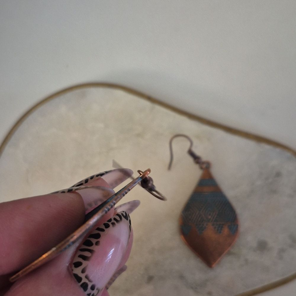 ♡♡♡ Drop Ornament Earrings Rustic Copper Tone Teal Accent Western Jewelry - Picture 3 of 6